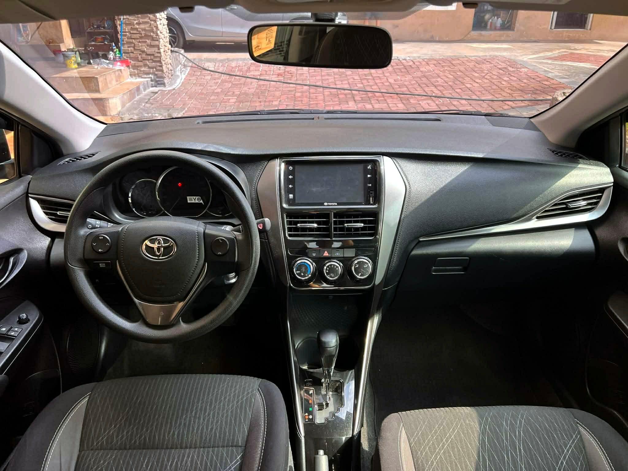 2025 TOYOTA VIOS XLE AT GAS - Image 4