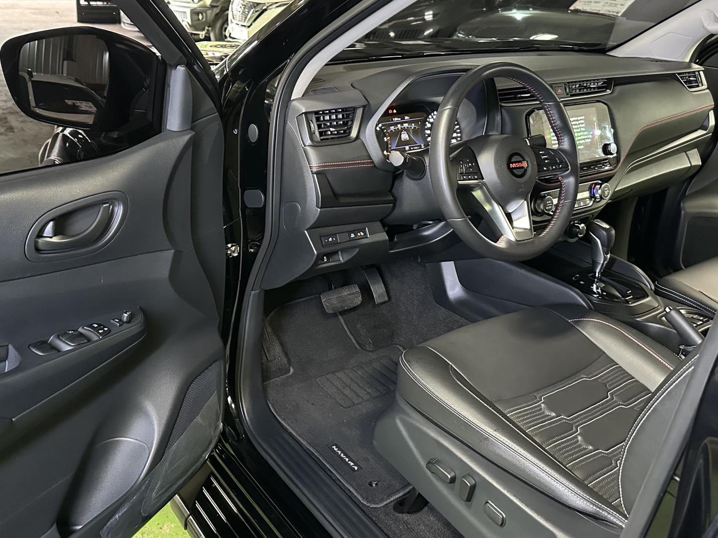 2025 NISSAN NAVARA PRO 4X 4X4 AT DIESEL - Image 5