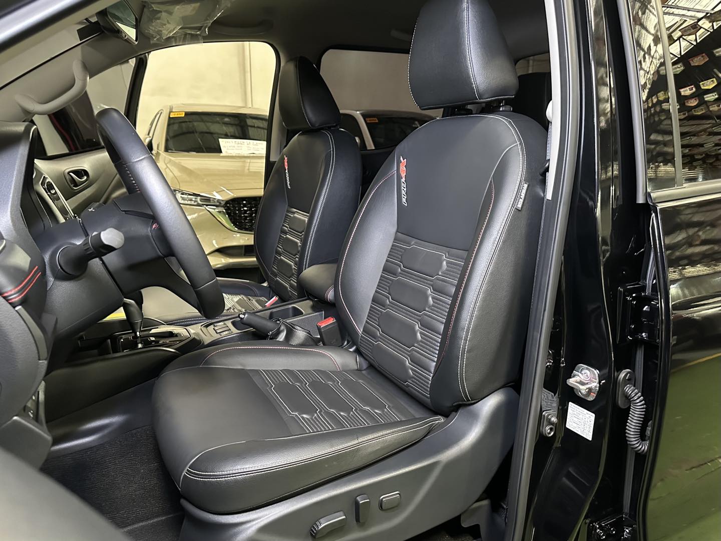 2025 NISSAN NAVARA PRO 4X 4X4 AT DIESEL - Image 9