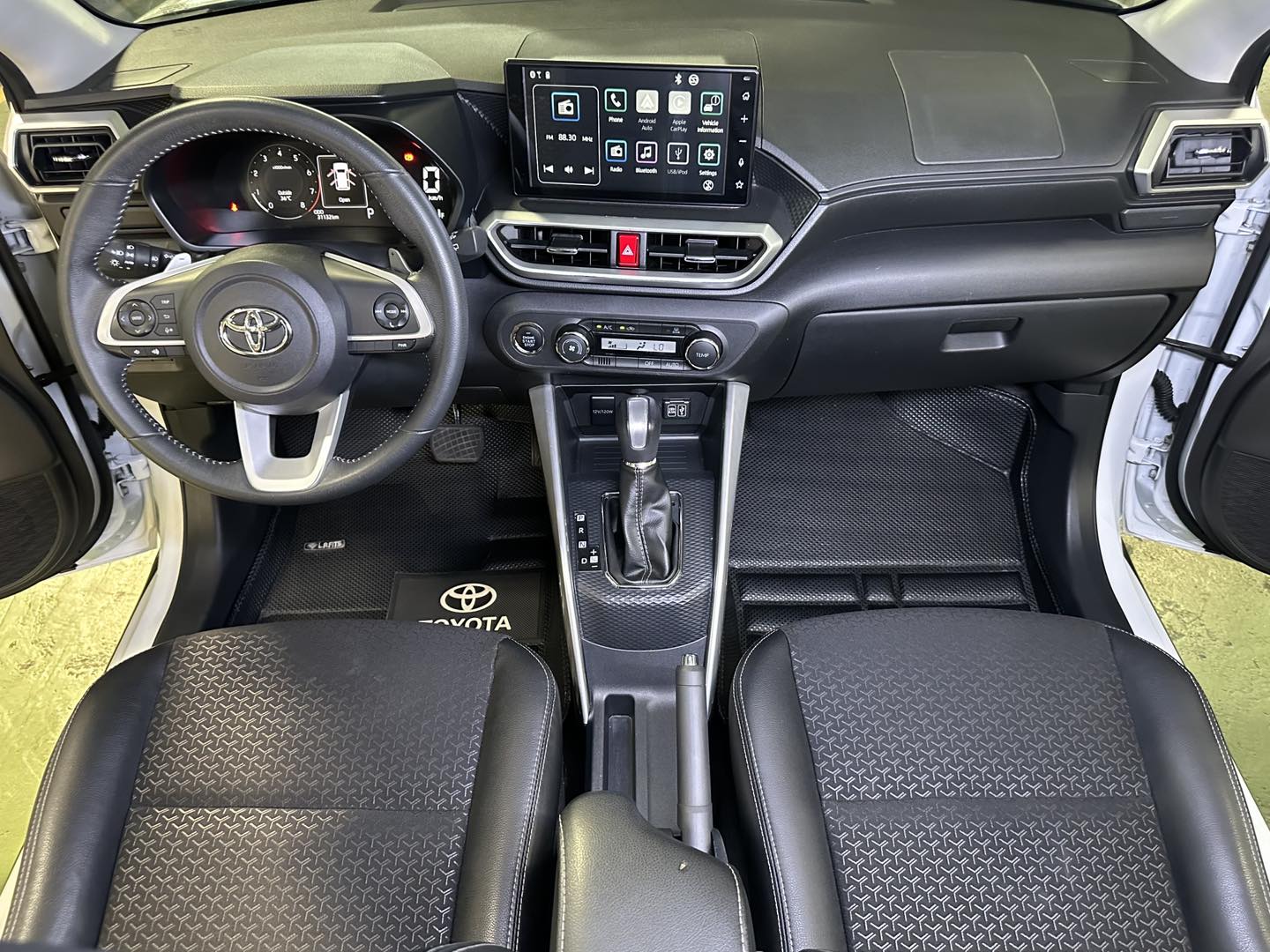 2023 TOYOTA RAIZE TURBO AT GAS - Image 8