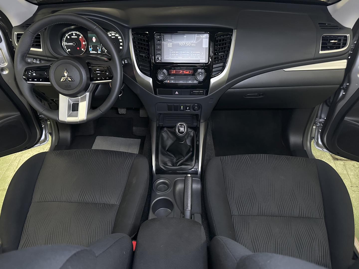 2025 MITSUBISHI MONTERO 2.4L GLX 4X2 MANUAL DIESEL - Image 4