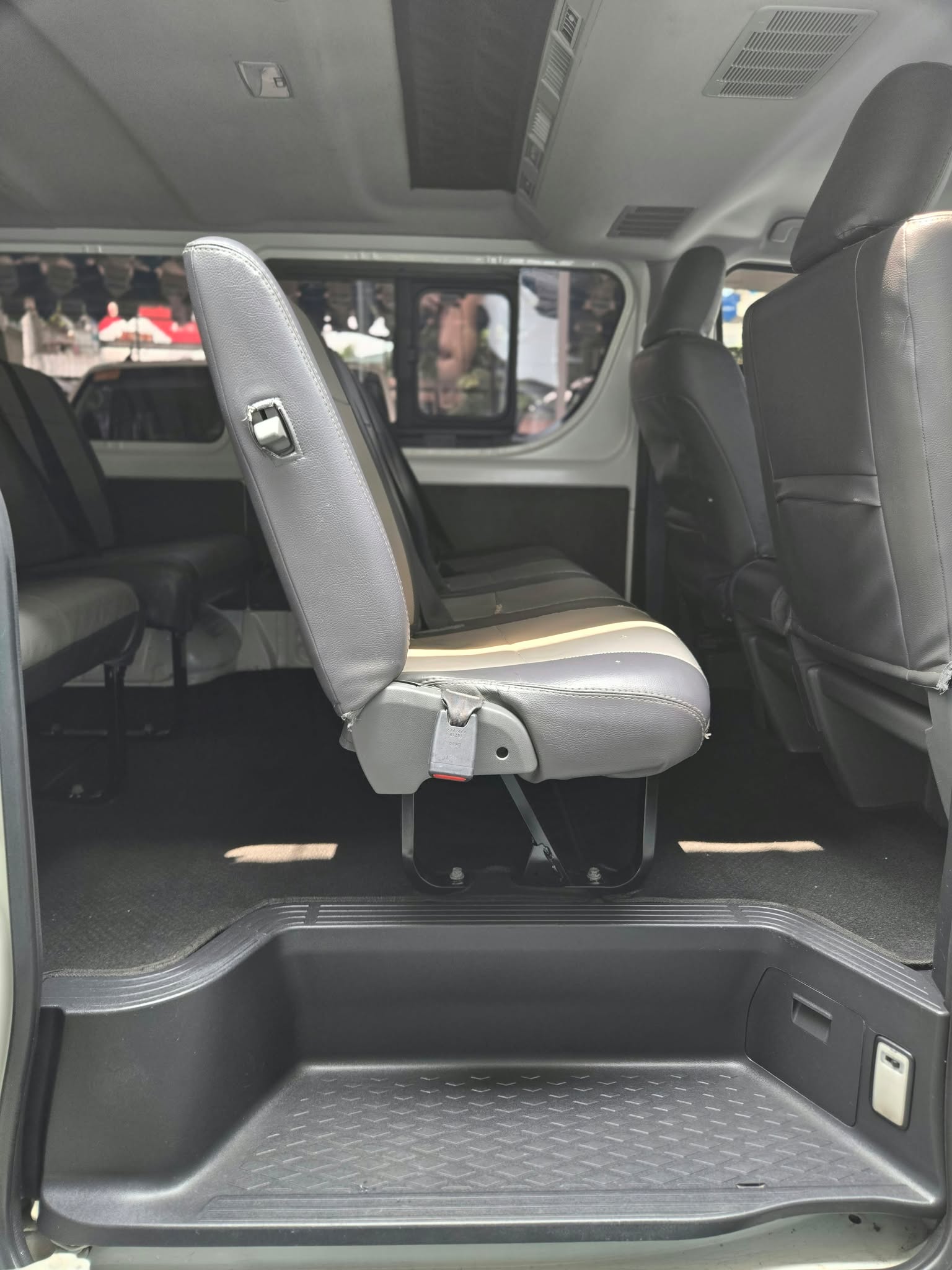 2020 TOYOTA HIACE COMMUTER DELUXE MANUAL DIESEL (NGG7284) - Image 2