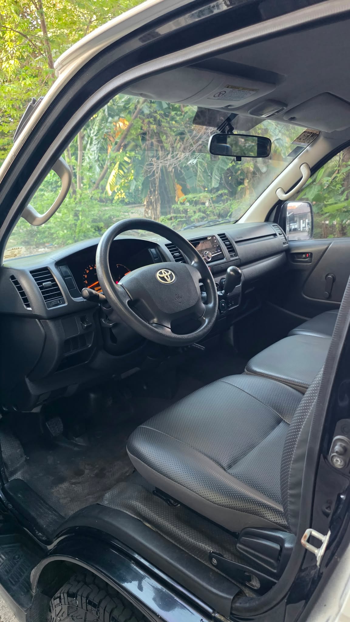 2022 TOYOTA HIACE COMMUTER 2.8L MANUAL DIESEL - Image 4