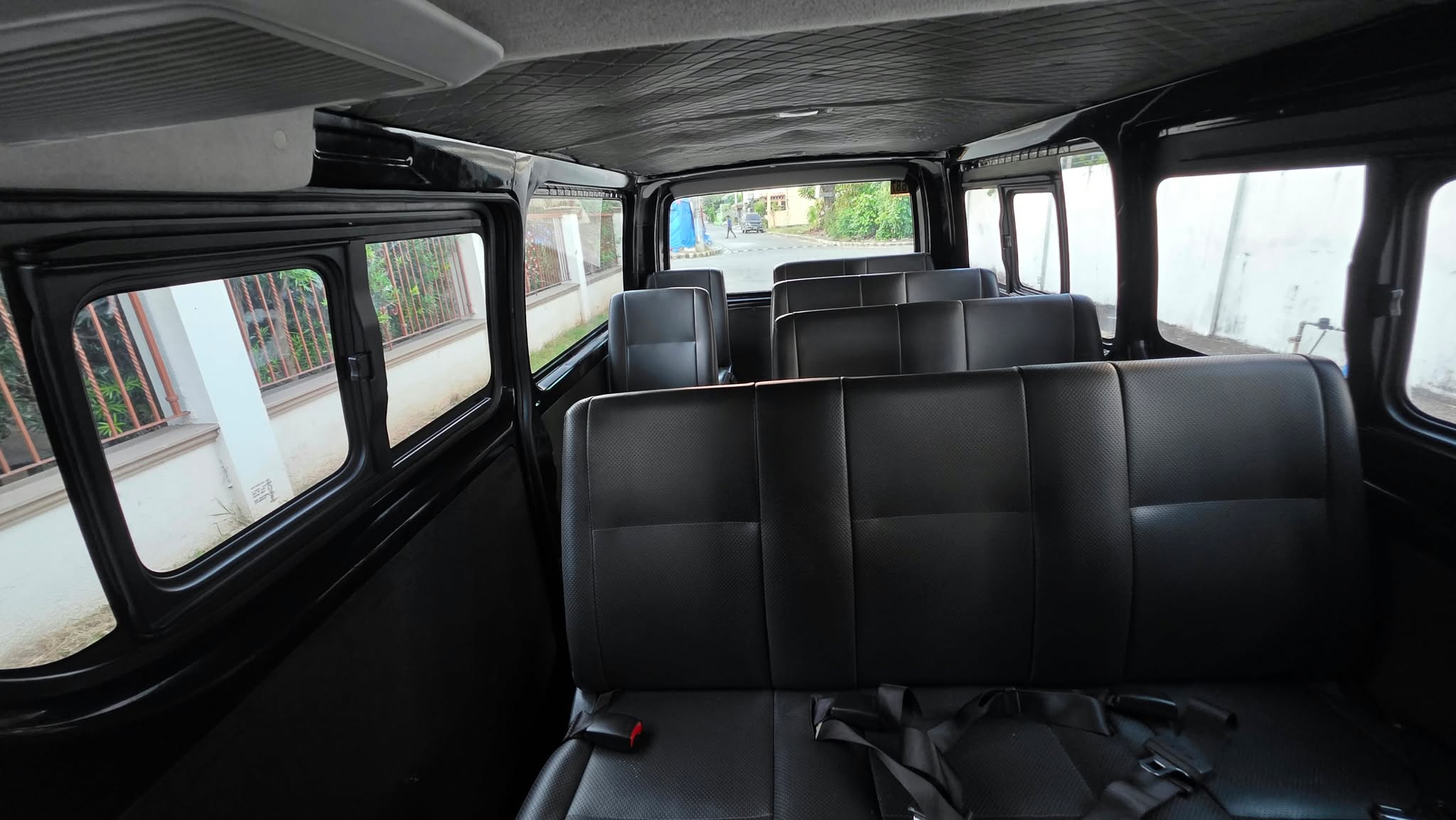 2022 TOYOTA HIACE COMMUTER 2.8L MANUAL DIESEL - Image 5
