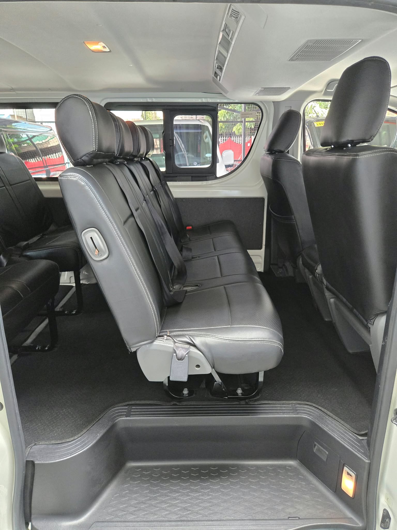 2020 TOYOTA HIACE COMMUTER DELUXE 2.8 MANUAL DIESEL (NFY7412) - Image 4
