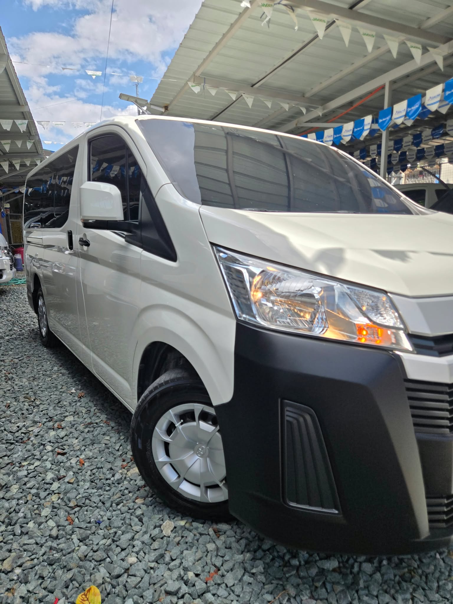2020 TOYOTA HIACE COMMUTER DELUXE 2.8 MANUAL DIESEL (NFY7412) - Image 11